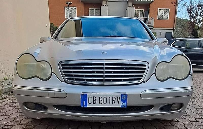 Usata Mercedes C220 Elegance 143 CV (105 kW) 2002 Argento Berlina