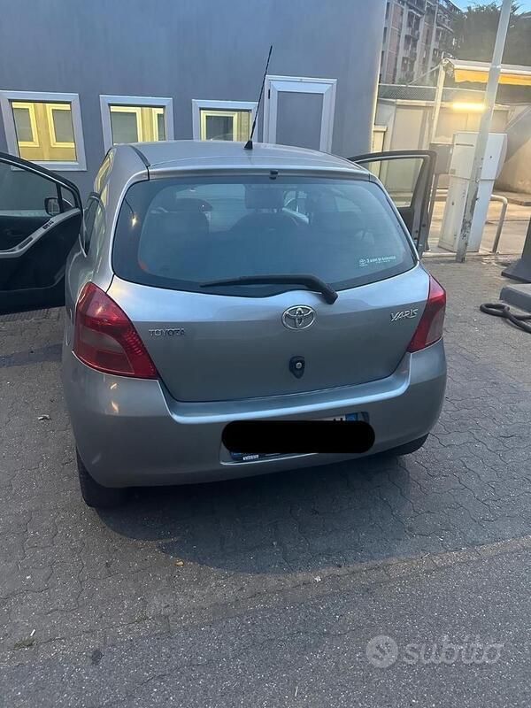 Usata Toyota Yaris 86 CV (63 kW) 2007 Grigio Utilitaria
