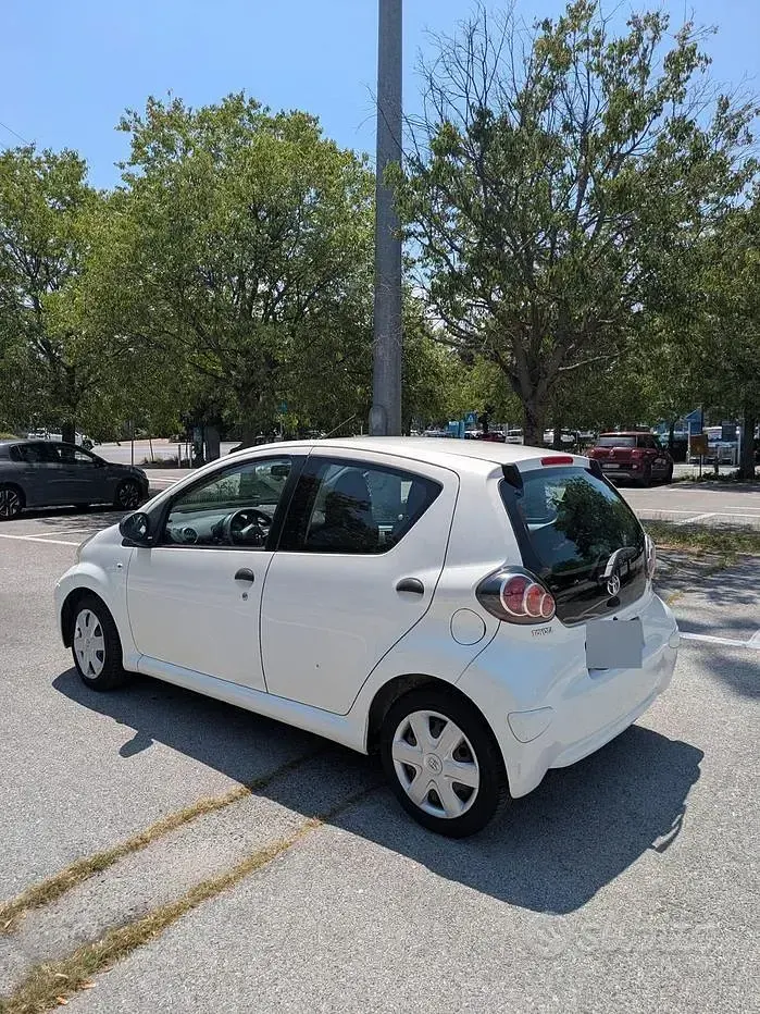 Usata Toyota Aygo 68 CV (50 kW) 2011 Bianco Utilitaria