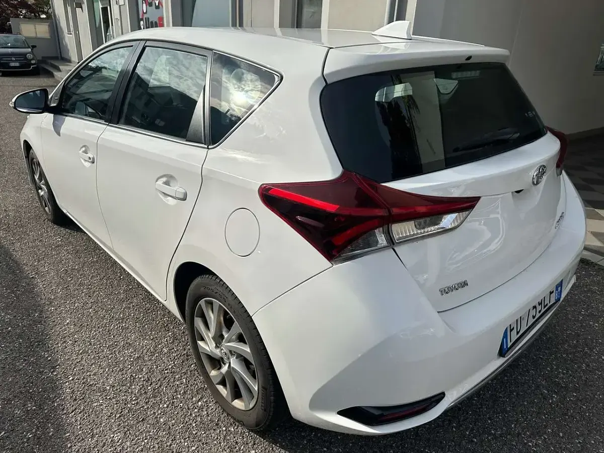 Usata Toyota Auris Comfort 116 CV (85 kW) 2016 Super white 2 Utilitaria