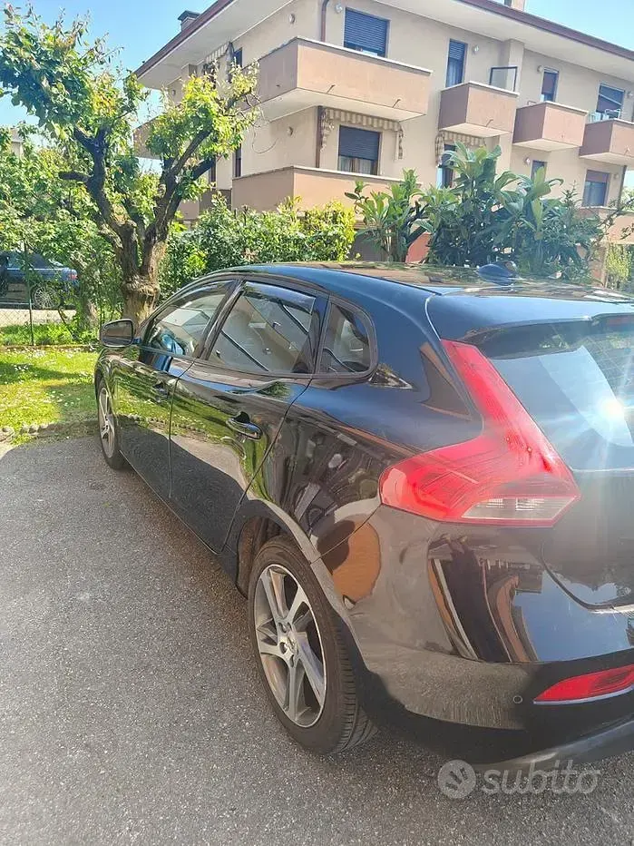 Usata Volvo V40 120 CV (88 kW) 2017 Nero Berlina