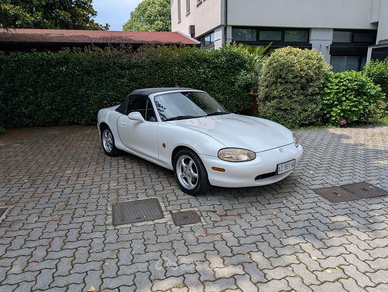 Usata Mazda MX5 110 CV (80 kW) 1998 Bianco perlaceo Cabrio