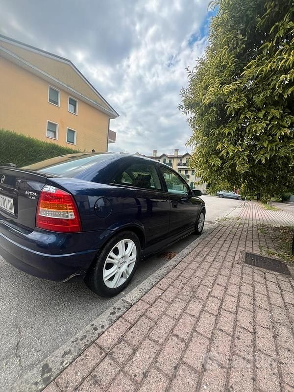 Usata Opel Astra 90 CV (66 kW) 1998 Blu Berlina
