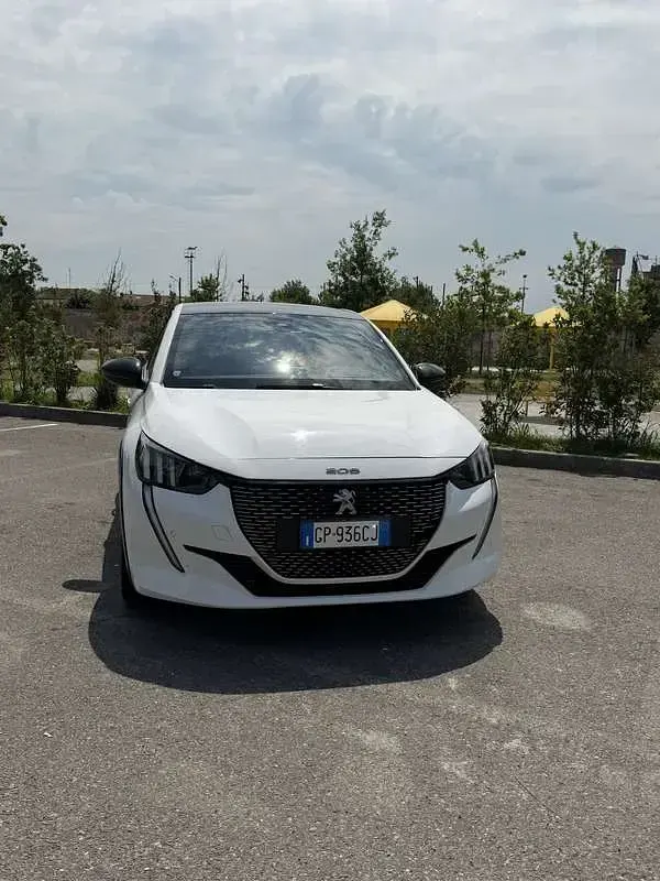 Usata Peugeot 208 Allure 101 CV (74 kW) 2023 Utilitaria
