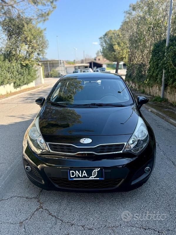 Usata Kia Rio 84 CV (61 kW) 2015 Nero Berlina