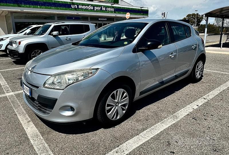 Grigio Usata 2009 Renault Mégane Tre volumi | 3900 € (Buon prezzo) - Immagine 1/4