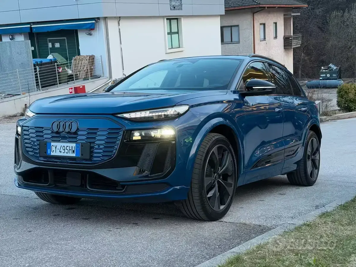 Usata Audi SQ6 e-tron Sport 119 kW (163 CV) 2025 Blu SUV