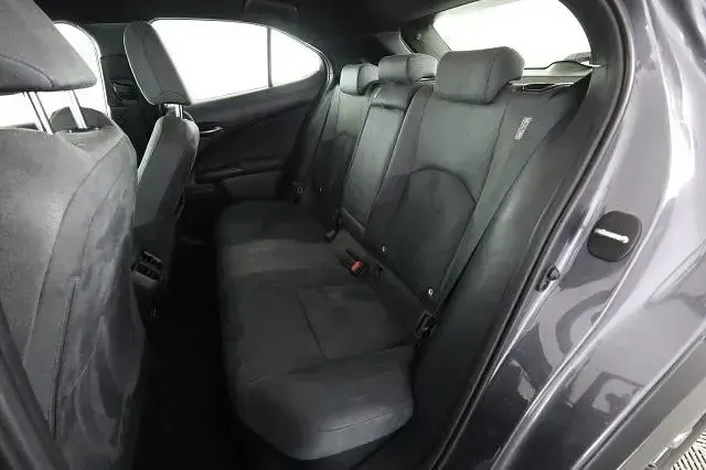 Usata Lexus UX 152 CV (111 kW) 2024 Sonic grey SUV