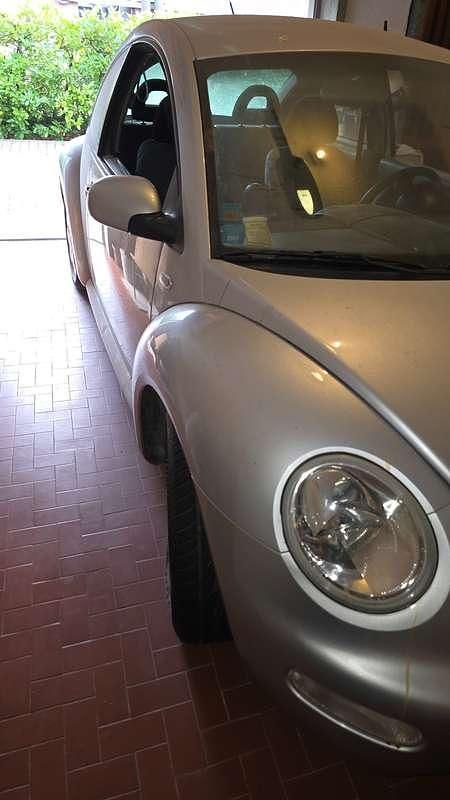 Usata VW New Beetle 101 CV (74 kW) 2002 Argento Utilitaria