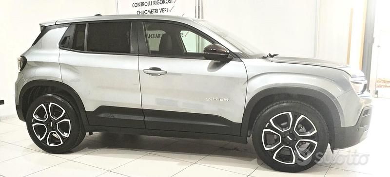 Usado Jeep Avenger Summit 101 HP (74 kW) 2025 Cinzento SUV