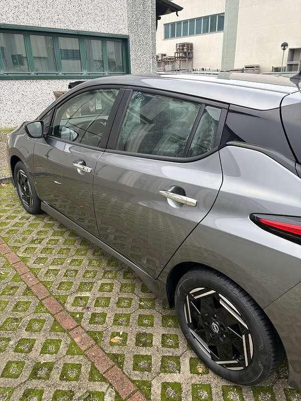 Usata Nissan Leaf Acenta 89 kW (122 CV) 2024 Grigio Utilitaria