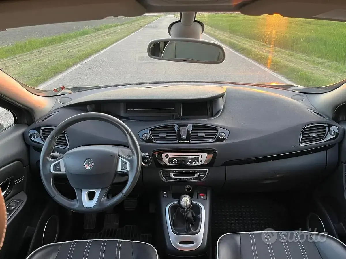 Usata Renault Scénic III XMOD 110 CV (80 kW) 2012 Grigio Monovolume