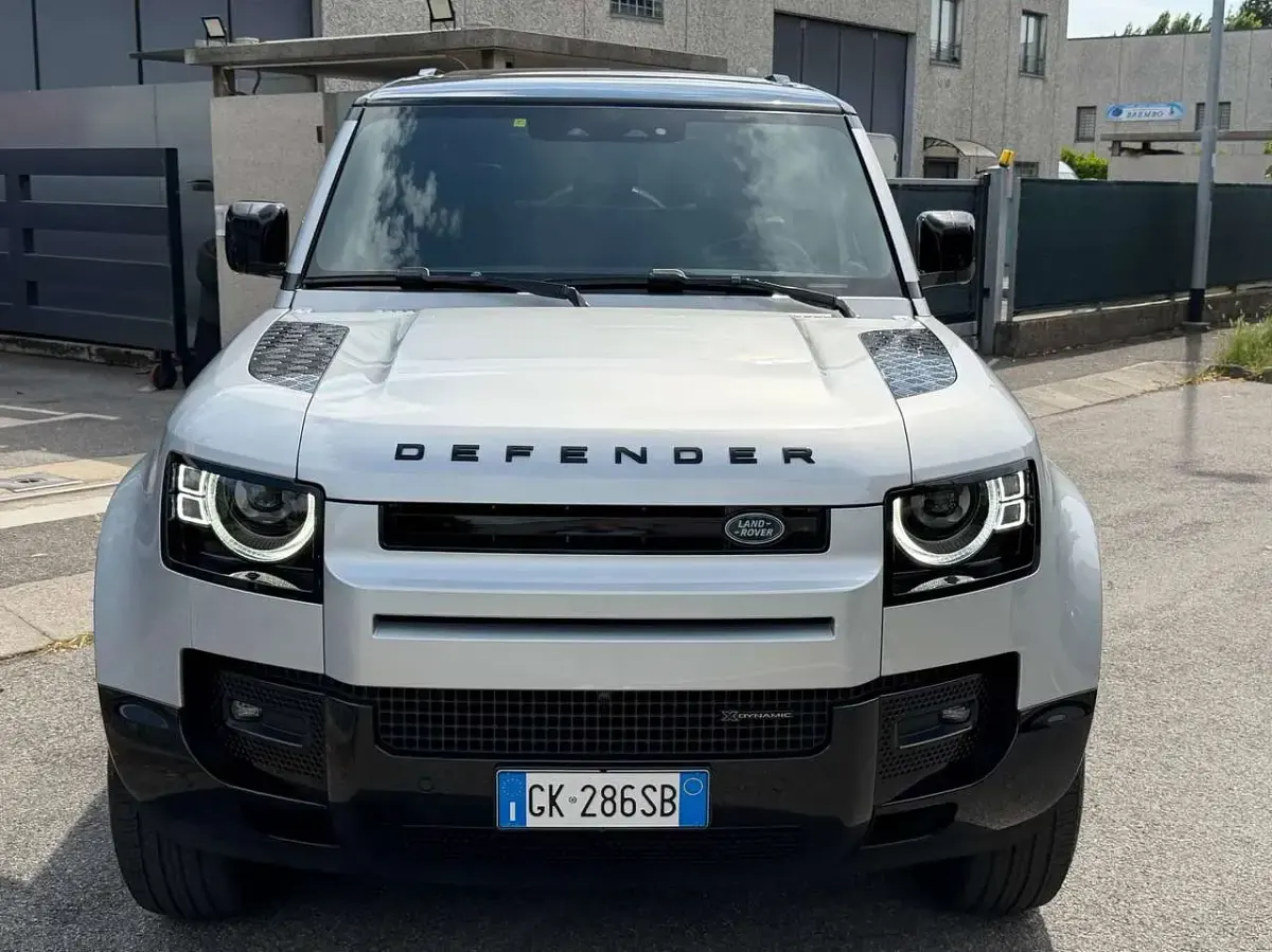 Usata Land Rover Defender SE Dynamic 200 CV (147 kW) 2022 Argento SUV