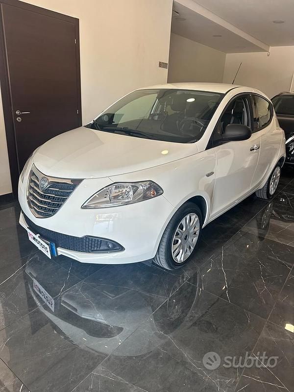 Usata Lancia Ypsilon 74 CV (54 kW) 2012 Bianco Utilitaria