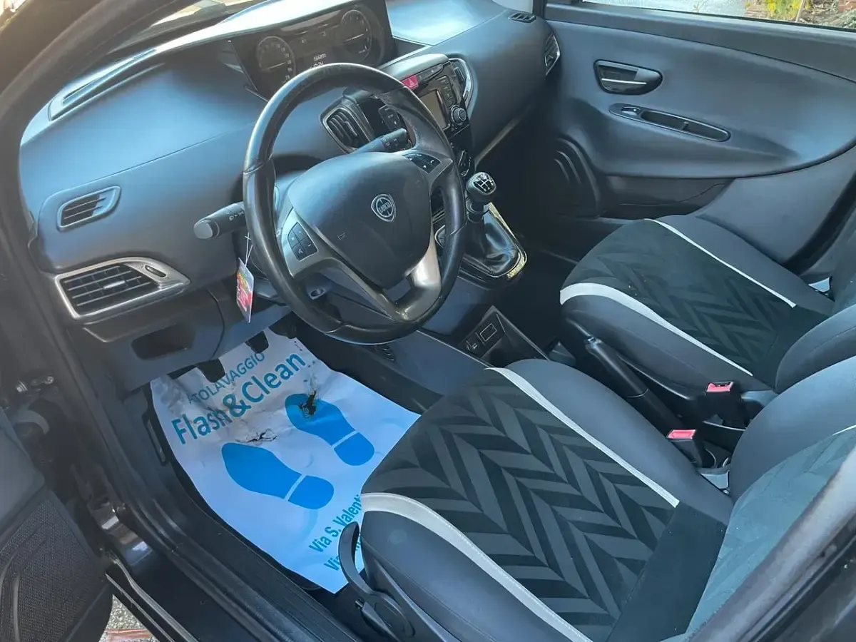Usata Lancia Ypsilon Platinum 69 CV (50 kW) 2016 Nero Utilitaria