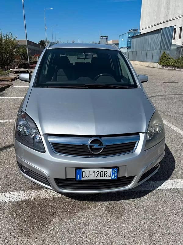 Usata Opel Zafira Cosmo 120 CV (88 kW) 2007 Argento Monovolume