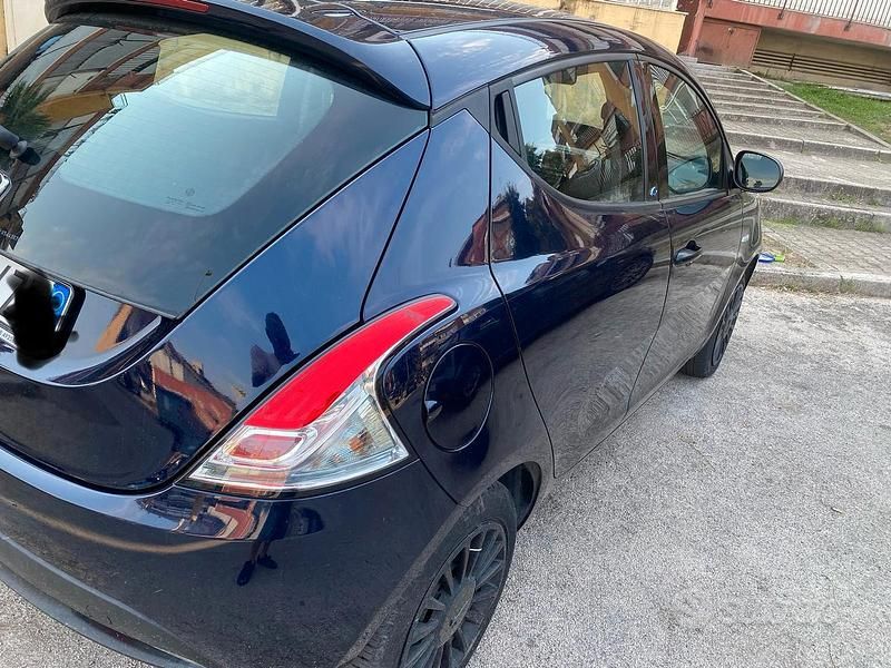 Usata Lancia Ypsilon 69 CV (50 kW) 2019 Blu Utilitaria