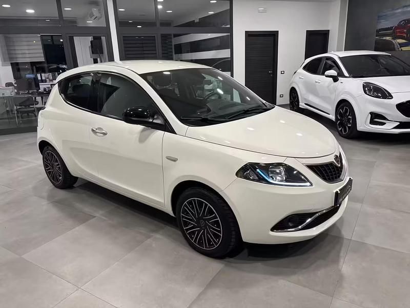 Usata Lancia Ypsilon Gold 69 CV (50 kW) 2022 Bianco Utilitaria