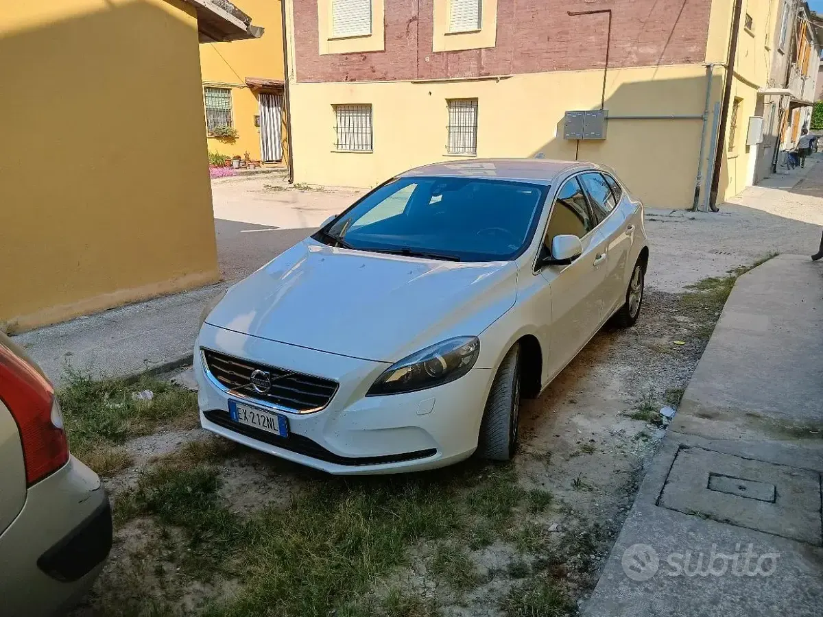 Usata Volvo V40 150 CV (110 kW) 2014 Bianco Berlina