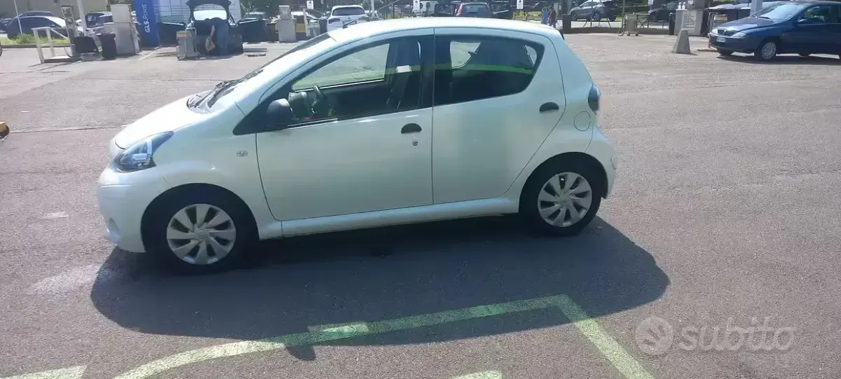 Usata Toyota Aygo 68 CV (50 kW) 2013 Bianco Utilitaria