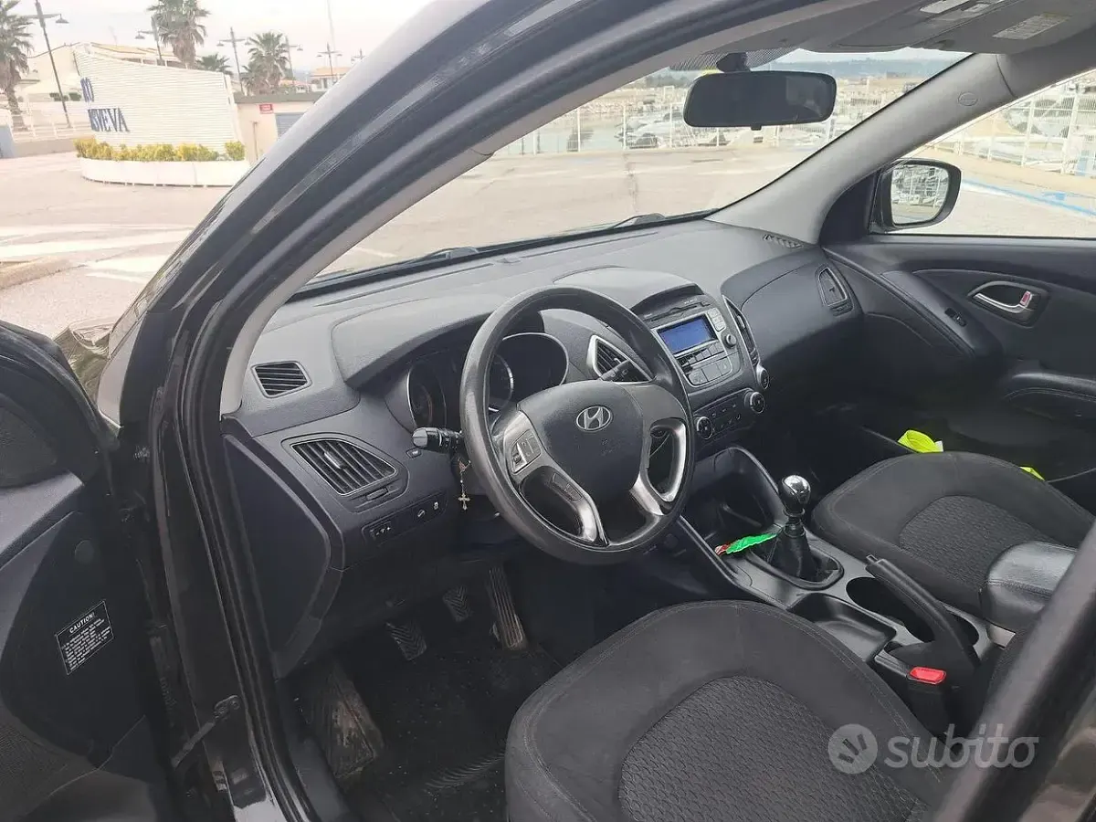 Käytetty Hyundai ix35 115 HP (84 kW) 2010 Musta Katumaasturi