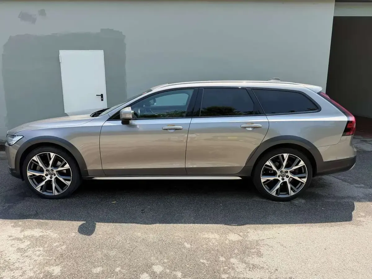 Usata Volvo V90 CC Business Edition 250 CV (183 kW) 2022 Oro Station wagon