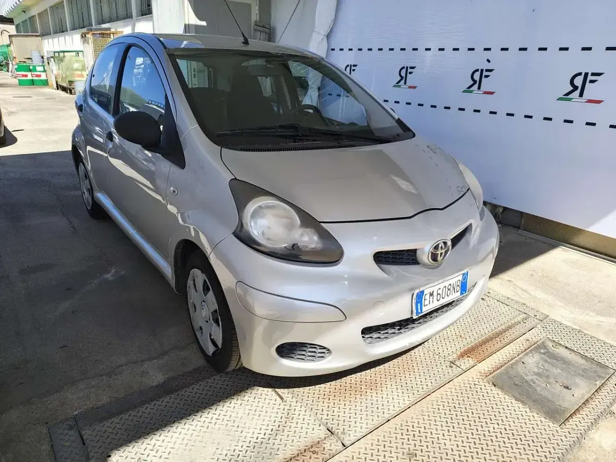 Usata Toyota Aygo Connect Style 68 CV (50 kW) 2012 Argento Utilitaria
