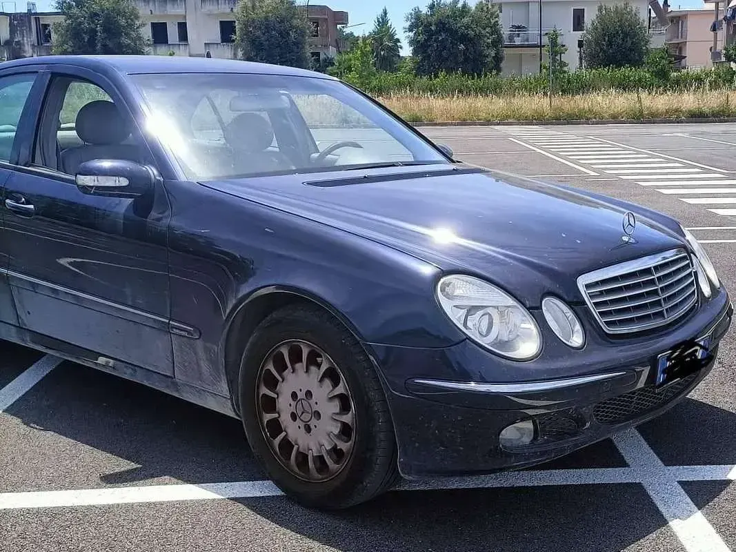 Usata Mercedes E220 Elegance 150 CV (110 kW) 2004 Blu/azzurro Berlina