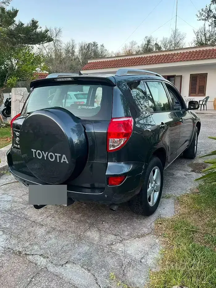 Usata Toyota RAV4 136 CV (100 kW) 2006 Bluazzurro SUV