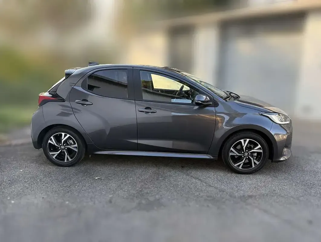 Usata Toyota Yaris Hybrid Trend 92 CV (67 kW) 2024 Grigio Berlina