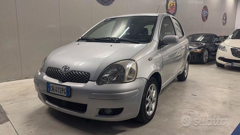 Usata Toyota Yaris 87 CV (63 kW) 2005 Grigio Utilitaria