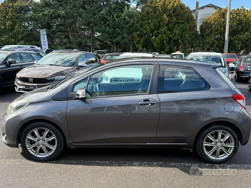 Usata Toyota Yaris Lounge 90 CV (66 kW) 2012 Grigio Utilitaria