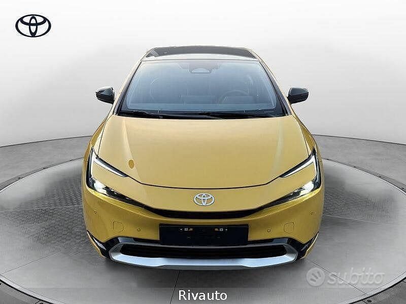 Nuova Toyota Prius Lounge+ 2025 Giallo Berlina