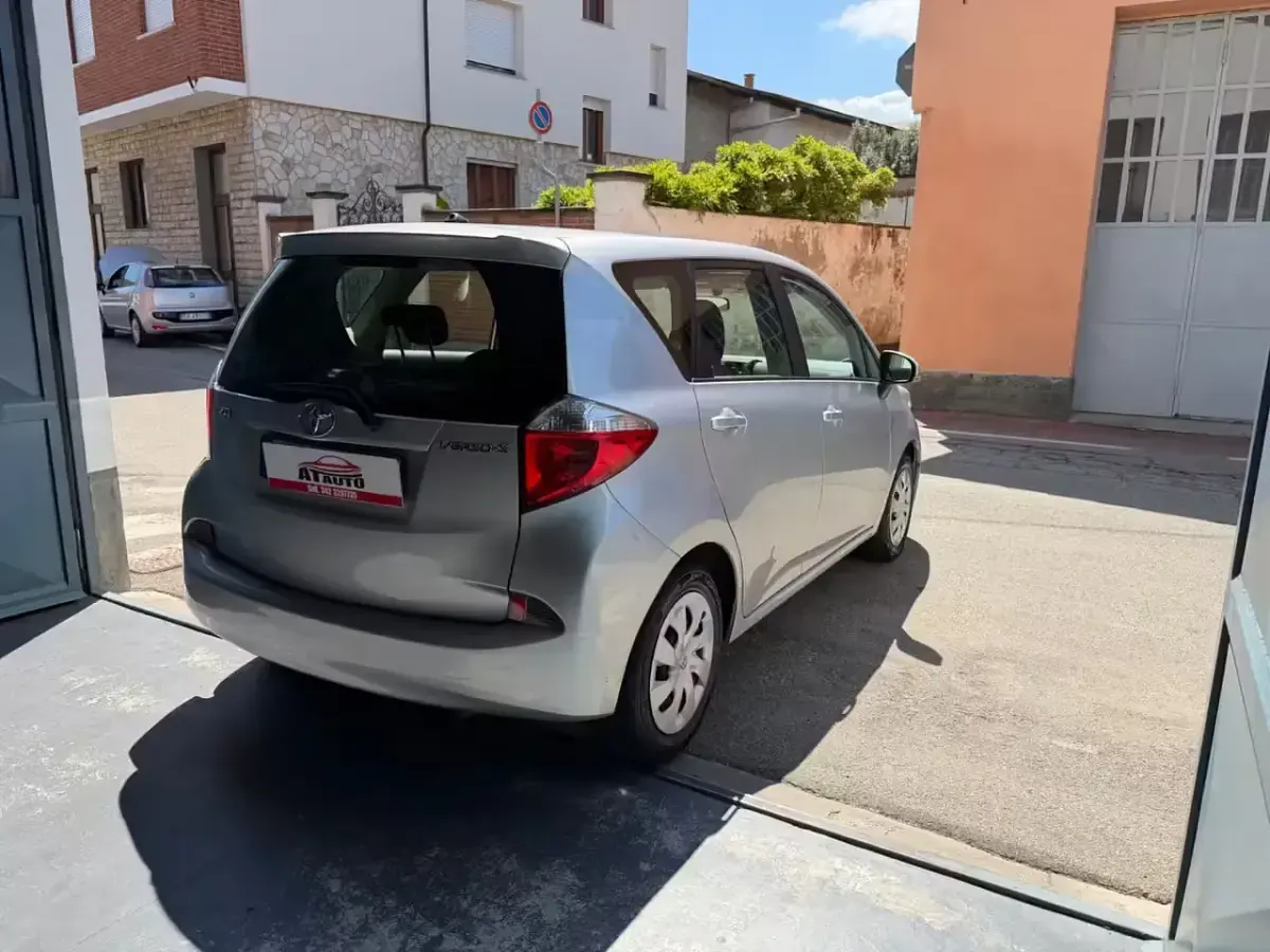 Usata Toyota Verso-S 99 CV (72 kW) 2011 Argento Monovolume