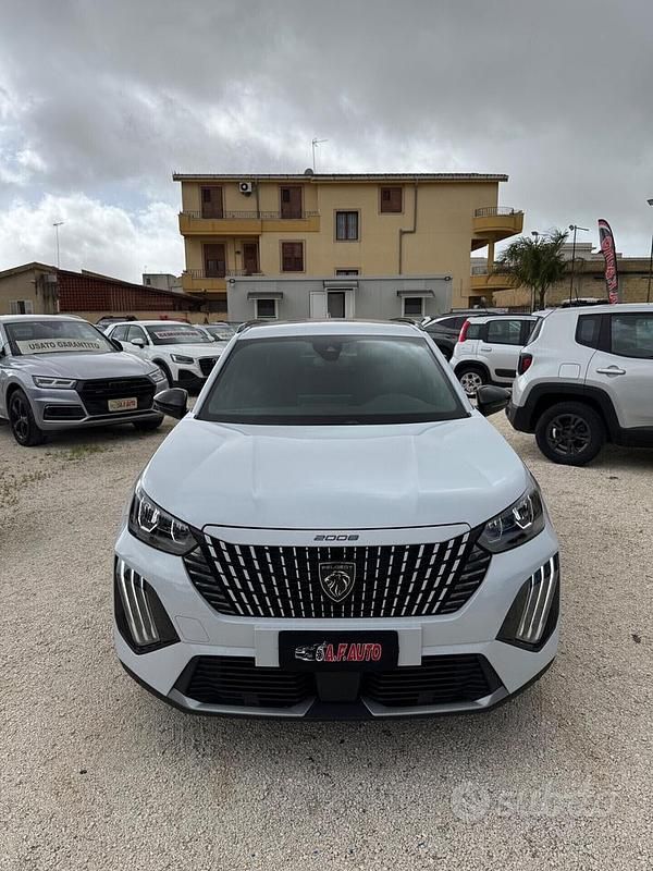 Usata Peugeot 2008 Allure 101 CV (74 kW) 2025 Bianco SUV