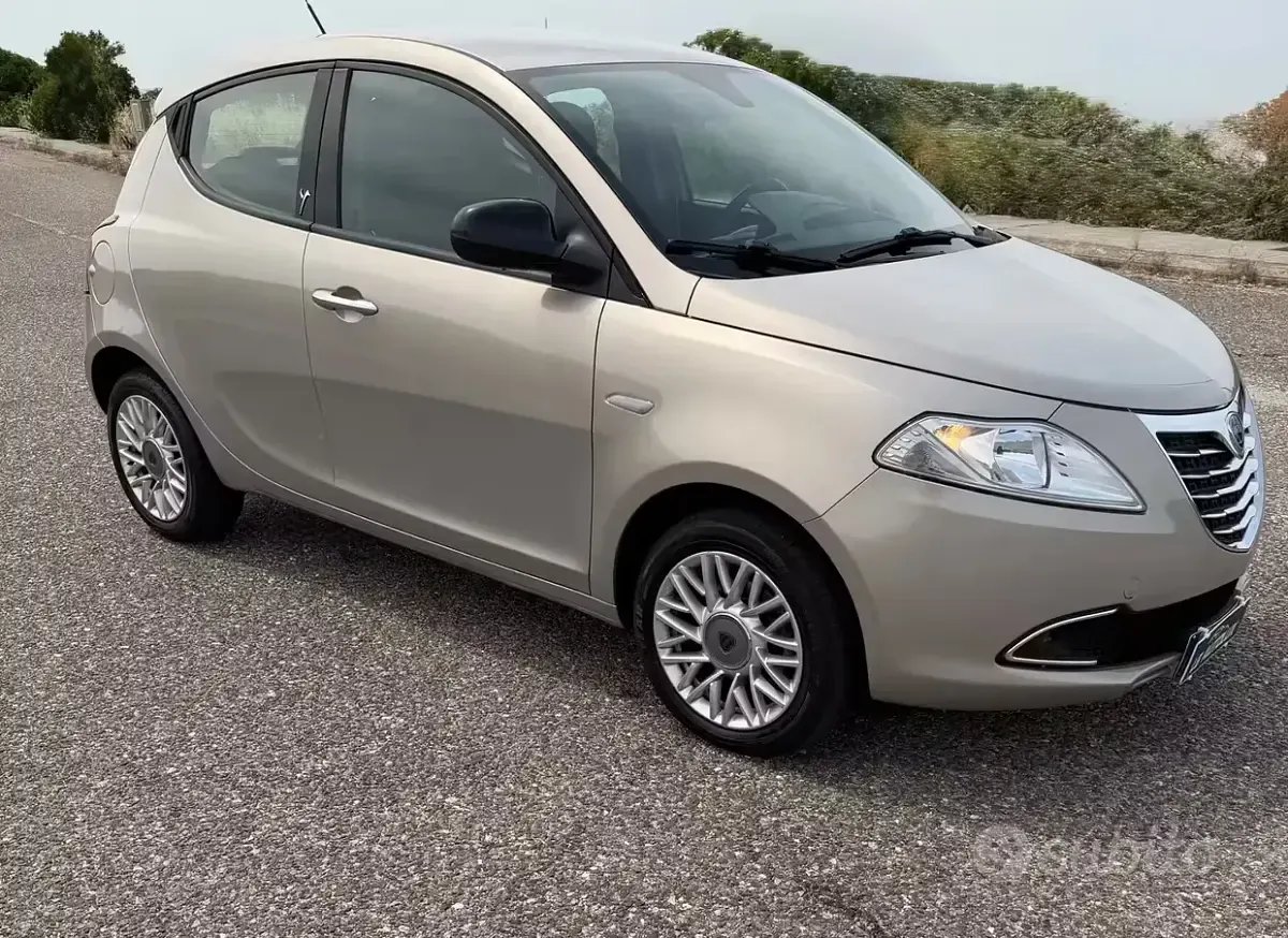 Usata Lancia Ypsilon 95 CV (69 kW) 2015 Grigio Utilitaria