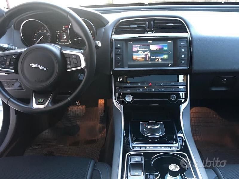 Usata Jaguar XE R-Sport 180 CV (132 kW) 2017 Bianco Berlina