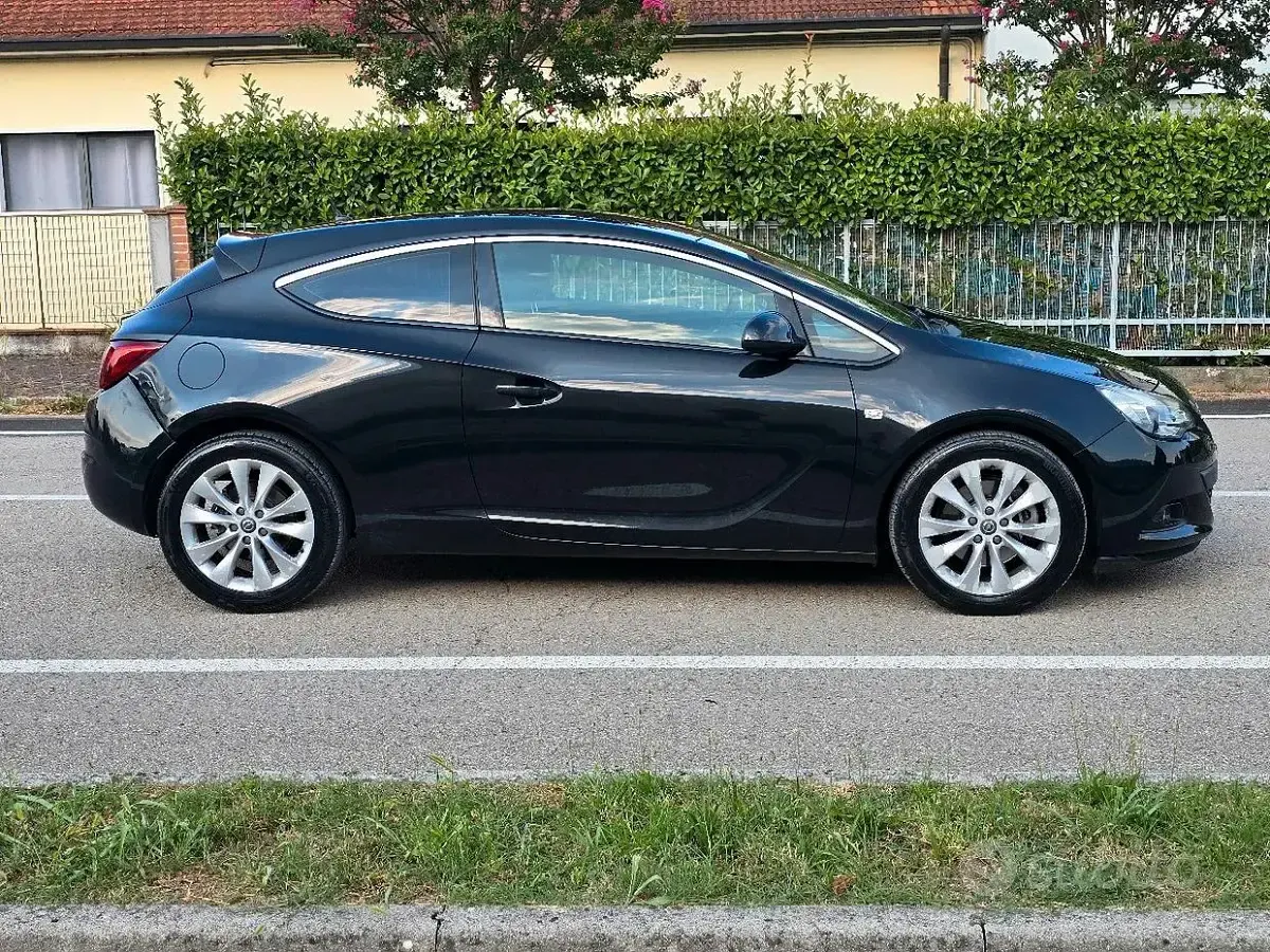 Usata Opel Astra GTC 130 CV (95 kW) 2012 Nero Coupé