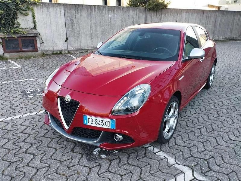 Rosso Usata 2020 Alfa Romeo Giulietta Super Tre volumi | 13.000 € (Buon prezzo) - Immagine 1/4