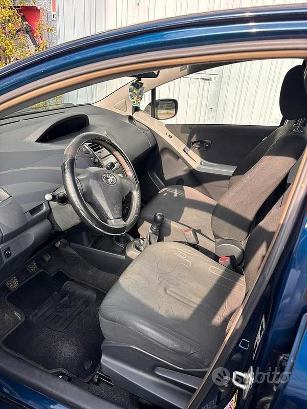 Usata Toyota Yaris 2011 Blu Utilitaria