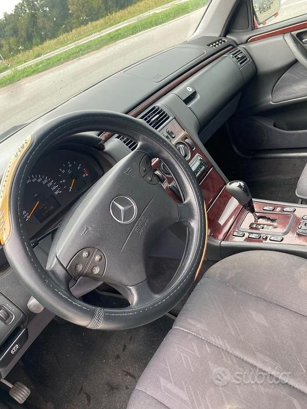 Usata Mercedes E320 2001 Grigio Berlina