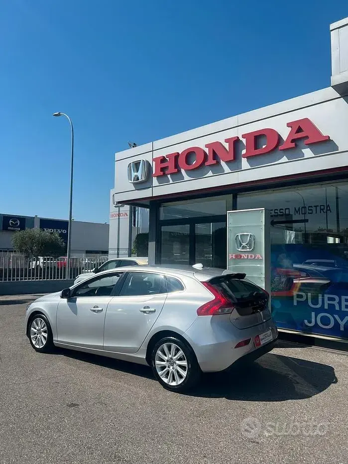 Usata Volvo V40 Momentum 115 CV (84 kW) 2015 Grigio Berlina