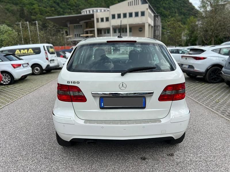 Usata Mercedes A180 Avantgarde 116 CV (85 kW) 2011 Bianco Utilitaria
