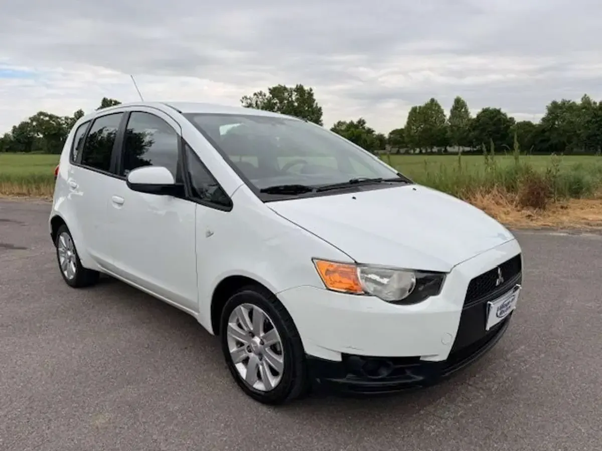 Usata Mitsubishi Colt Invite 95 CV (69 kW) 2010 Bianco Utilitaria