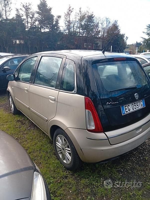 Usata Lancia Musa 90 CV (66 kW) 2011 Grigio Monovolume