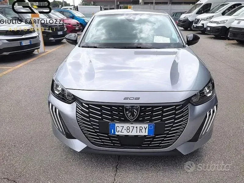 Usata Peugeot 208 Allure 102 CV (75 kW) 2025 Grigio Utilitaria