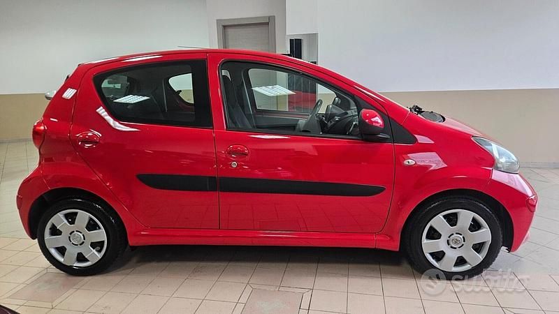Usata Toyota Aygo Sol 67 CV (49 kW) 2007 Rosso Utilitaria