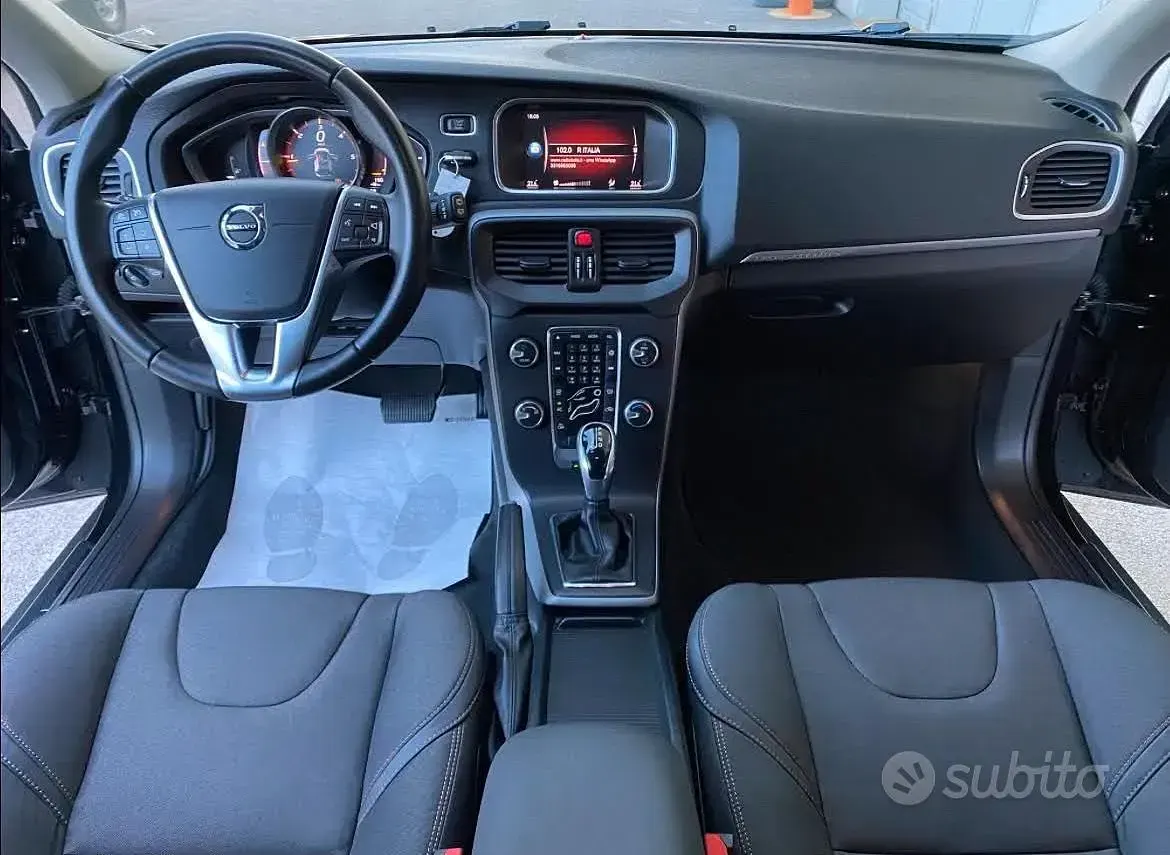 Usata Volvo V40 CC 120 CV (88 kW) 2018 Nero Station wagon