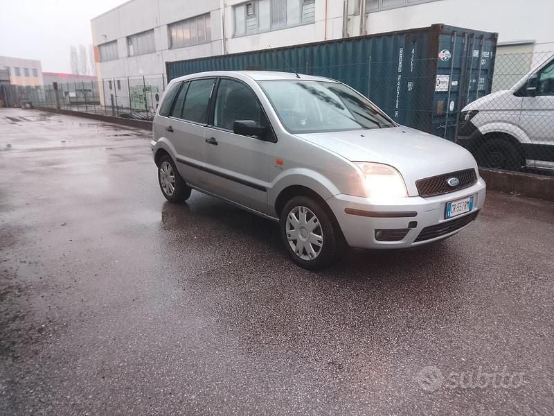Usata Ford Fusion 68 CV (50 kW) 2008 Grigio Utilitaria