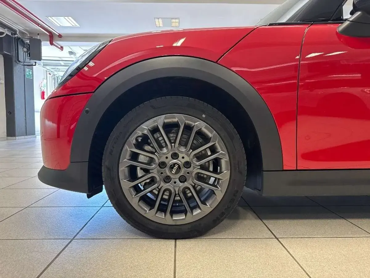 Usata Mini Cooper Favoured 114 kW (156 CV) 2025 Rosso Utilitaria